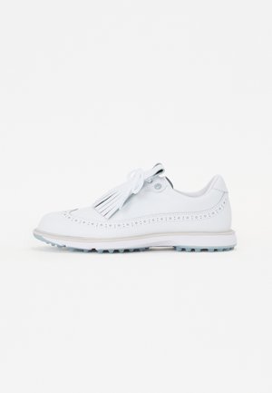 Zapatos de golf blancos con un acabado de cuero brillante, perforaciones decorativas, cordones planos y una suela de goma texturizada para mayor tracción.