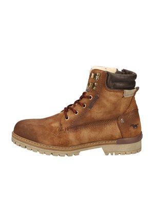 Botte de cheville en daim marron avec doublure crème, œillets en métal et lacets rouges. Comprend une semelle en caoutchouc texturée et un logo de cheval sur le côté.