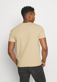 Levi's® HOUSEMARK GRAPHIC TEE - T-shirt estampada - beige/sand