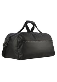 Bolsa de viaje negra hecha de nylon suave, con dos asas y una correa de hombro ajustable. Presenta un cierre frontal y un acento de logo.