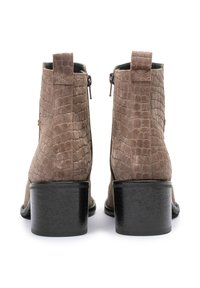 Stivaletti in suede marrone con texture a coccodrillo, tacco nero impilato e chiusure con zip sui lati. Linguette corte sul retro.