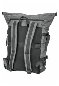 Zaino in tessuto grigio con design a srotolamento, schienale in rete per ventilazione, spallacci regolabili e zip lisce per una chiusura sicura.