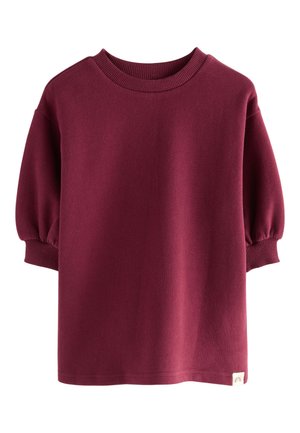 Kindergroßer weinroter Pullover mit geripptem Rundhalsausschnitt und Bündchen, mit leicht gepufften Dreiviertelärmeln und einem kleinen Etikett am Saum.