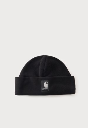 Μαύρος fleece σκούφος με διπλωμένο περιλαίμιο και ορθογώνιο λογότυπο Carhartt στο κέντρο της μπροστινής πλευράς σε λευκό φόντο.