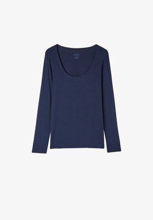 Granatowa koszula z długim rękawem o okrągłym dekolcie, wykonana z gładkiego materiału, z klasycznym krojem, bez wzorów i zdobień.