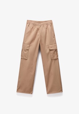 Beige cargobroeken met een elastische tailleband, twee zijzakken en twee grote cargozakken. Gemaakt van lichtgewicht, gladde stof.