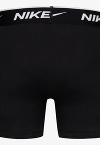 Sorte Nike boxershorts med en hvid elastisk linning med Nike-logoet. Fremstillet af blødt, strækbart stof for komfort og pasform.