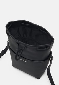 Calvin Klein MUST BUCKET  - Sac bandoulière - black