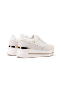 Sneaker platform bianchi con texture miste, caratterizzati da un puntale liscio, pannelli laterali in mesh e dettagli dorati sulla suola e sugli occhielli.