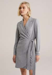 Hall hall kleit tekstuuriga kangast, pikkade varrukatega, lipsvöö ja kumerate äärega. Elegantne krae disain peente detailidega.