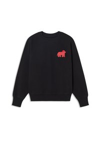 Zwarte sweatshirt van fleece, met een getextureerd rood berenontwerp op de linkerborst, ronde hals en ribgebreide boorden en zoom.