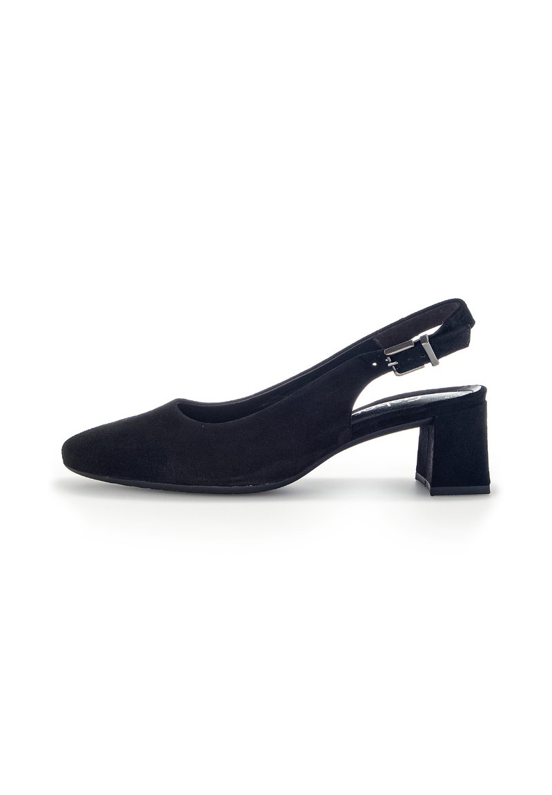 Scarpa slingback nera in suede con punta a punta, tacco basso a blocco e cinturino regolabile con hardware metallico. Texture liscia senza motivi.