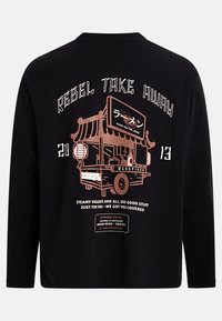 Maglietta nera a maniche lunghe con grafica di un carretto del cibo marrone, caratteri giapponesi e testo "Rebel Take Away 2013" e "Verdure fumanti e tutte le cose buone."