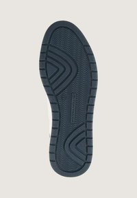 Talpa de sneaker din cauciuc negru, cu un model ondulat și texturat; prezintă logo-ul „TOM TAILOR” și mărimea „45” embosate pe lateral.