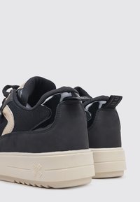 XTI Baskets basses - black