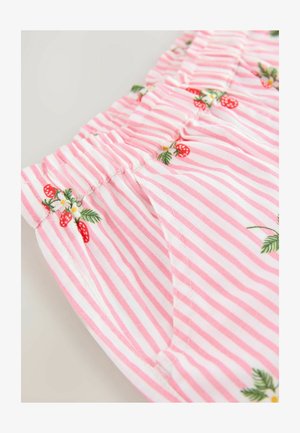 Puokset puuvillashortsit vaaleanpunaisilla ja valkoisilla raidoilla, joissa on brodeerattuja mansikoita ja lehtiä, joustava vyötärö ja sivutaskut.