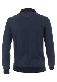 Marineblauer Sweatshirt mit langen Ärmeln, gerippten Bündchen und Saum sowie einem umgeschlagenen Kragen. Hergestellt aus strukturiertem Stoff und präsentiert ein schlichtes Design.