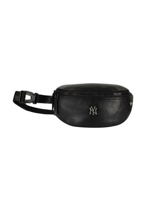 Bolsa de cintura de cuero negro con cierre de cremallera y correa ajustable, con un logo plateado de los New York Yankees en el frente.