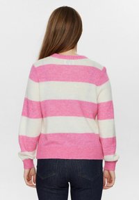Peldēts džemperis rozā un baltā krāsā, izgatavots no mīksta materiāla. Tam ir apaļa kakla izgriezums un ribota aproce ar brīvu piegriezumu.