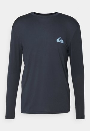 Langsleeve marineblauwe shirt gemaakt van gladde, lichte stof; heeft een klein, lichtblauw logo op de linker borst.