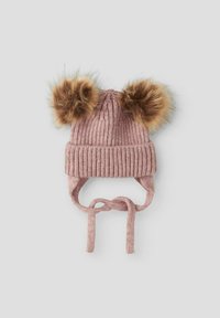 Cappello lavorato a maglia rosa con due pompon in pelliccia sintetica, texture a coste e lacci per una chiusura sicura. Presenta un risvolto alla base.