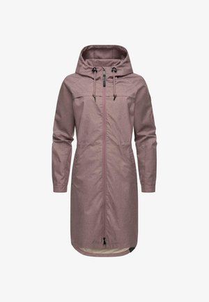 Chubasquero largo de color rosa claro, con capucha y cordón, cremallera frontal y bolsillos laterales; tejido texturizado con un forro suave.