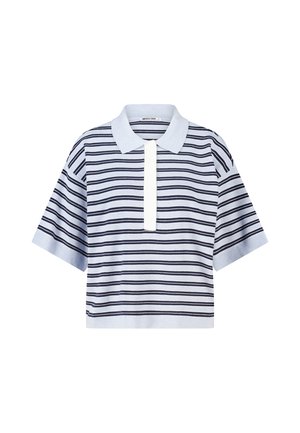 Lichtblauw poloshirt met korte mouwen, marineblauwe horizontale strepen en een witte knoopsluiting op een effen witte achtergrond.