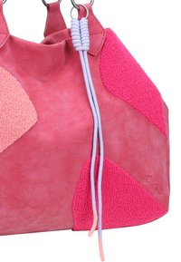 Roze suède handtas met textuuraccenten in lichtroze en fuchsia. Inclusief twee paarse en roze decoratieve koorden en zilverkleurige hardware.