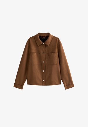 Brązowa zamszowa kurtka zapinana na guziki, z długimi rękawami, dwoma kieszeniami na piersi i klasycznym kołnierzem, przedstawiona na białym tle.