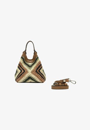 Geweven handtas met chevronpatroon in bruin, beige, zwart en groene tinten, voorzien van leren handvatten en een afneembare bruine leren riem.