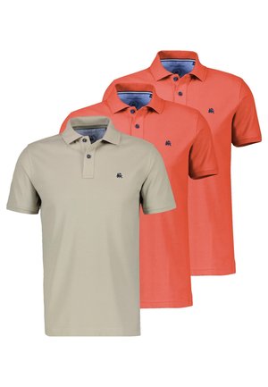 Tre kortærmede poloshirts med kraver, to koralfarvede og en beige, hver med en lille mørk logo på venstre bryst.