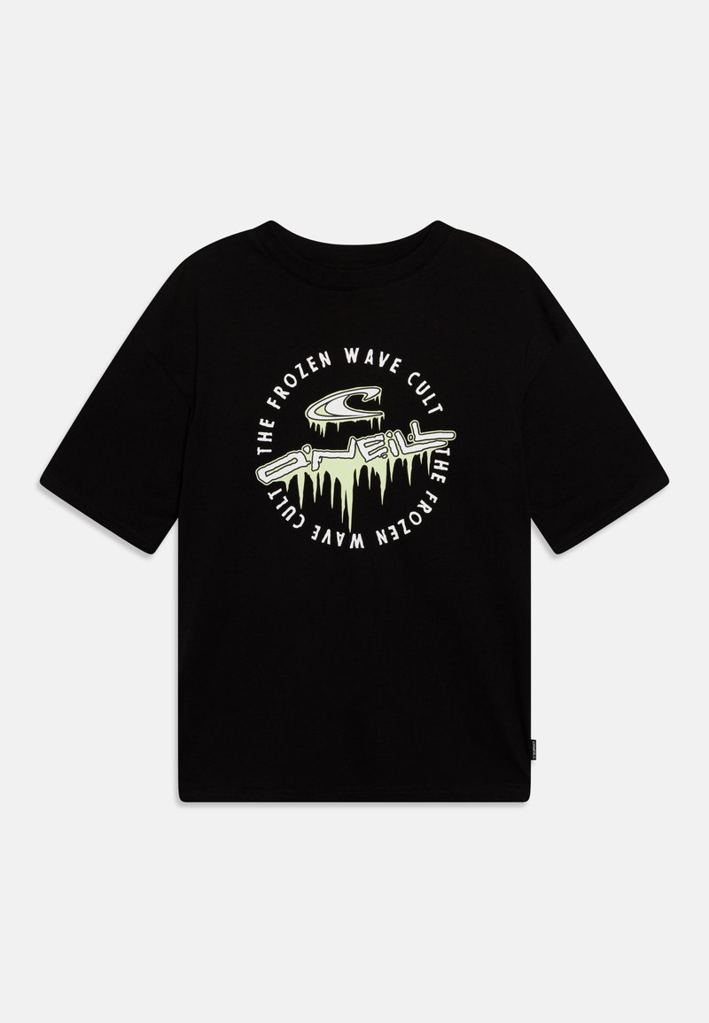 Camiseta de manga corta negra con un gráfico centrado en verde y blanco que incluye texto y elementos goteantes, fabricada con material de algodón suave.