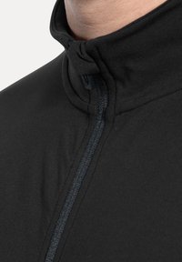 Schwarze Zip-Jacke mit hohem Kragen, mit einer glatten Textur und einem kontrastierenden Reißverschlussdetail. Keine sichtbaren Logos oder zusätzlichen Verzierungen.