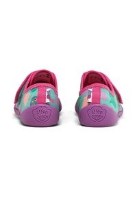 Kolorowe buty dla dzieci z wielokolorowym wzorem w zielonym i różowym kolorze, z fioletową gumową podeszwą i rzepem.