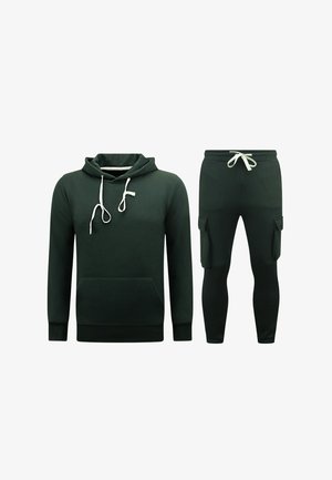 Donkergroene hoodie met een voorzak en koordjes, gecombineerd met bijpassende slim-fit cargobroeken met zijzakken.