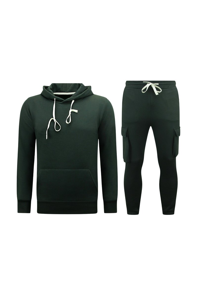 Donkergroene hoodie met een voorzak en koordjes, gecombineerd met bijpassende slim-fit cargobroeken met zijzakken.