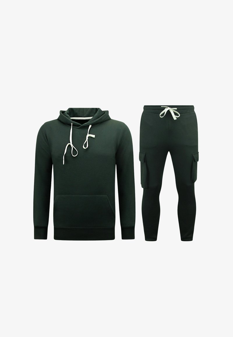 Donkergroene hoodie met een voorzak en koordjes, gecombineerd met bijpassende slim-fit cargobroeken met zijzakken.
