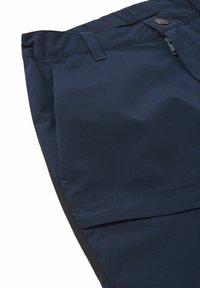 Pantalones azul marino de tela suave, con cierre de cremallera y botón, bolsillos frontales inclinados y ribete lateral negro en contraste.