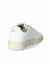 Sneaker bianco con tomaia in pelle liscia, dettagli beige, punta rotonda e collare imbottito. Presenta una suola in gomma testurizzata e perforazioni.