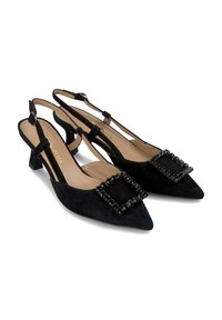 Décolleté slingback in suede nero con punta affusolata, caratterizzati da una fibbia quadrata decorativa con dettagli di perline e un tacco a blocco basso.