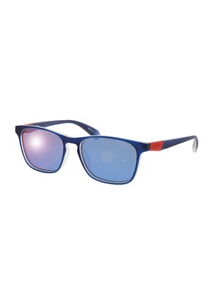 Blaue rechteckige Sonnenbrille mit verspiegelten Gläsern und roten Akzenten an den Bügeln, leicht schräg auf weißem Hintergrund dargestellt.