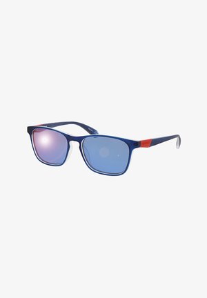 Blaue rechteckige Sonnenbrille mit verspiegelten Gläsern und roten Akzenten an den Bügeln, leicht schräg auf weißem Hintergrund dargestellt.