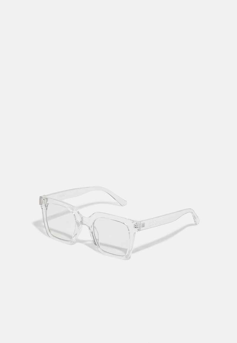 Óculos de sol retangulares transparentes com uma armação de plástico espessa, apresentando lentes ligeiramente tintadas e sem padrões ou acentos adicionais.