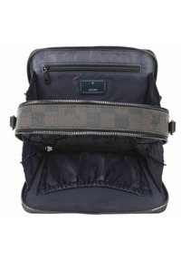 Borsa nera in pelle con un esterno decorato. L'interno presenta una tasca con zip e un'etichetta del marchio. Foderata in tessuto blu navy. Chiusura con zip.