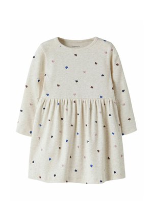 Robe pour enfant beige à manches longues, taille froncée, décorée de petits motifs de cœurs bleus, roses et marron.