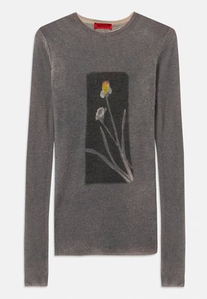 Grå långärmad tröja med ett blommönster på en mörk rektangulär panel i mitten. Texturerat stickat material. Rund halsringning.