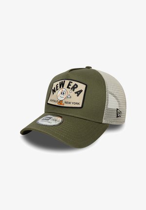 Gorra de béisbol de malla en verde oliva y beige con parche que dice "New Era Buffalo New York" y muestra un personaje de béisbol de dibujos animados.