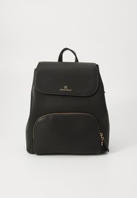 Zaino in pelle nera con tasca frontale con zip, bordi arrotondati e chiusura a patta. Presente il logo dorato e dettagli hardware.