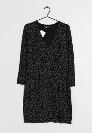 Sort kjole med lange ærmer, V-udskæring og blomstermønster i hvid og grå. Lavet af letvægtsstof med en afslappet pasform.