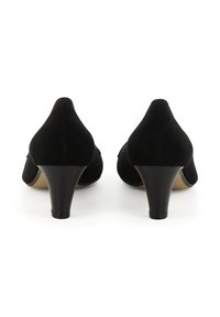 Chaussures à talons en daim noir avec un bout pointu et un talon conique de 5 cm. Dotées d'une texture lisse et de lignes épurées, conçues pour le confort et le style.